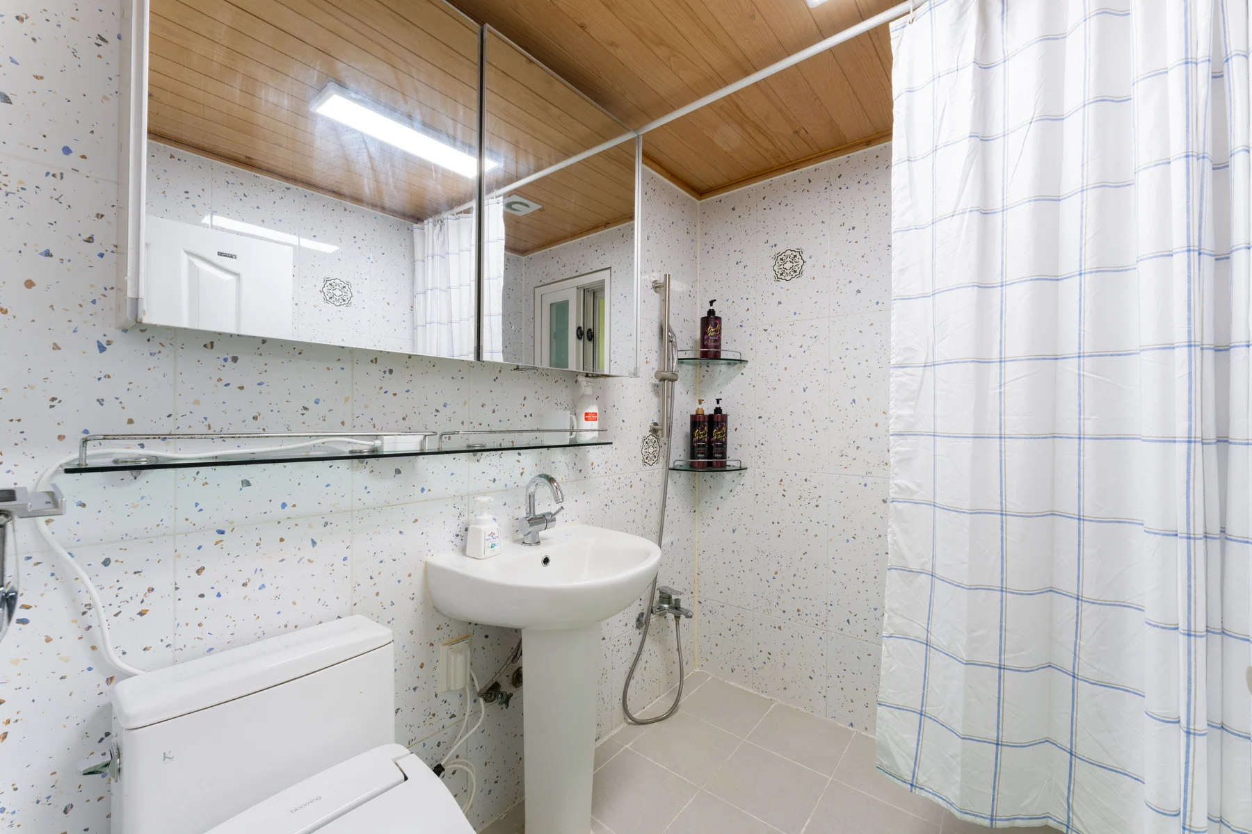 Bathroom with shower and basin