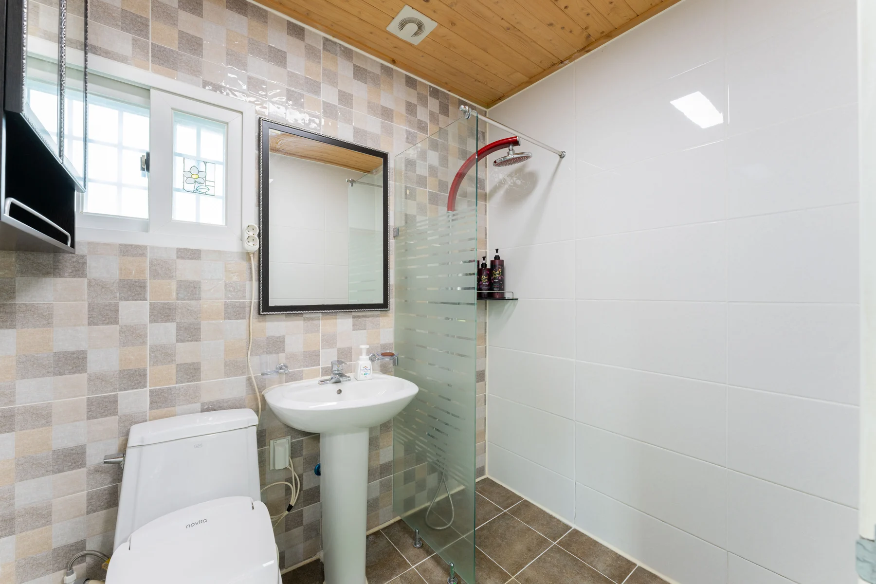 Bathroom with basin and mirror