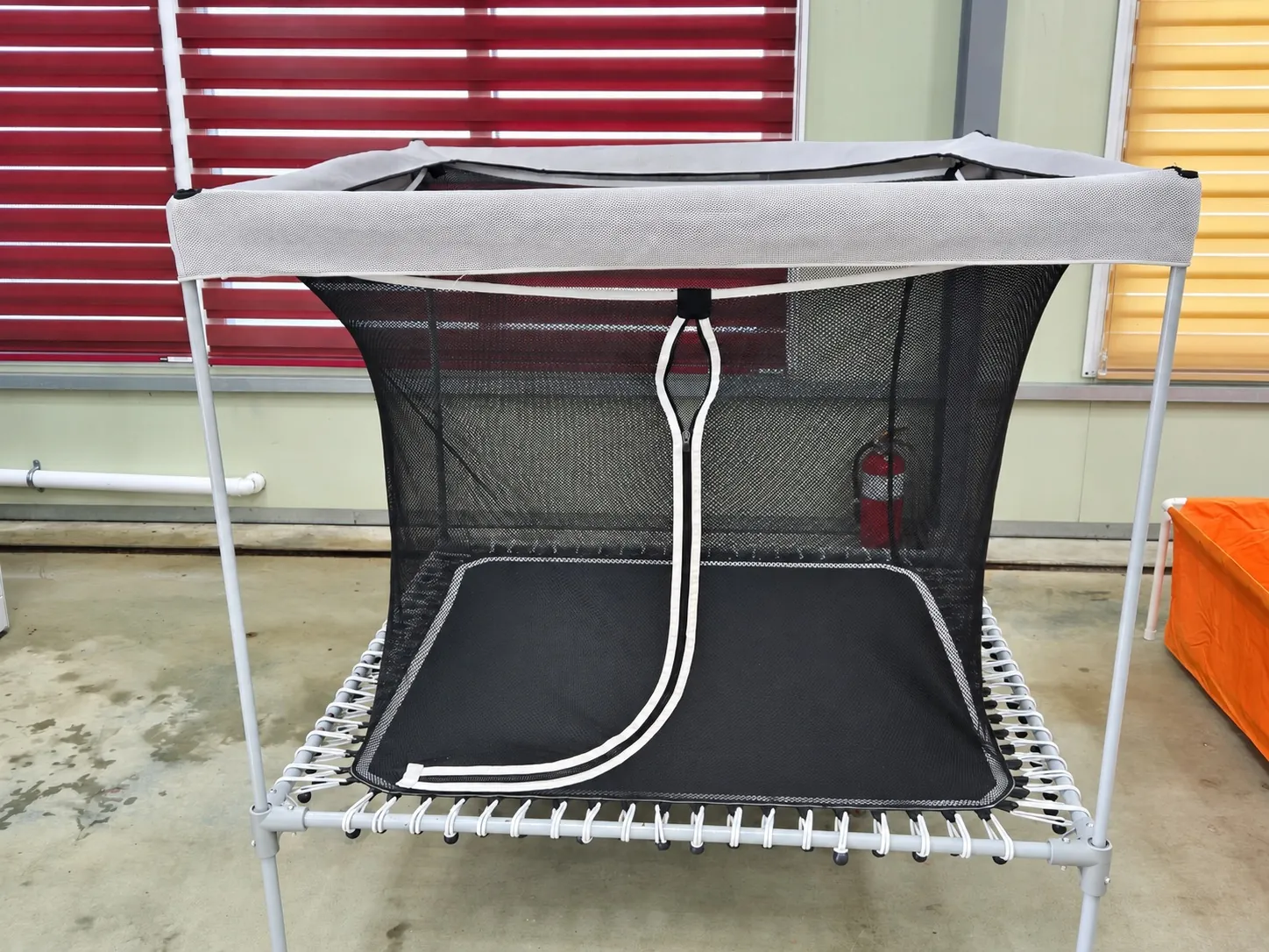 Indoor trampoline without balls